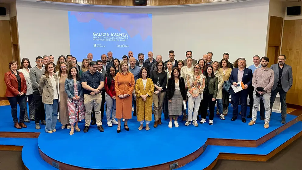 Foto de familia de las empresas participantes en Galicia Avanza con la directora de Gain y el director de la Tecn&oacute;pole.