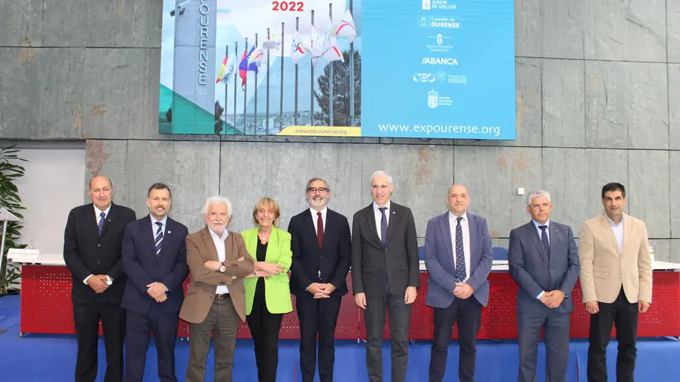 O director xerente de Expourense (esq.) e membros do Padroado, na presentaci&oacute;n da memoria de 2023 da Fundaci&oacute;n.