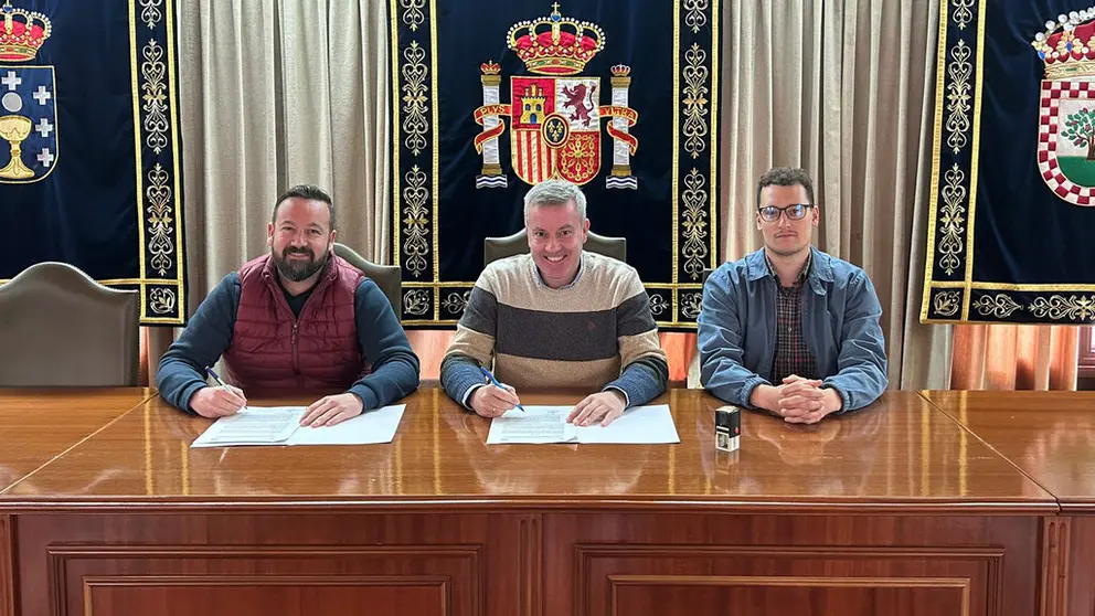 abier Monteagudo, responsable de Promoci&oacute;n de Capital Energy en Galicia, Luis Antonio G&oacute;mez Pi&ntilde;a, alcalde de A Ca&ntilde;iza, y Mart&iacute;n Fabeiro, del equipo de Promoci&oacute;n de la empresa en Galicia.