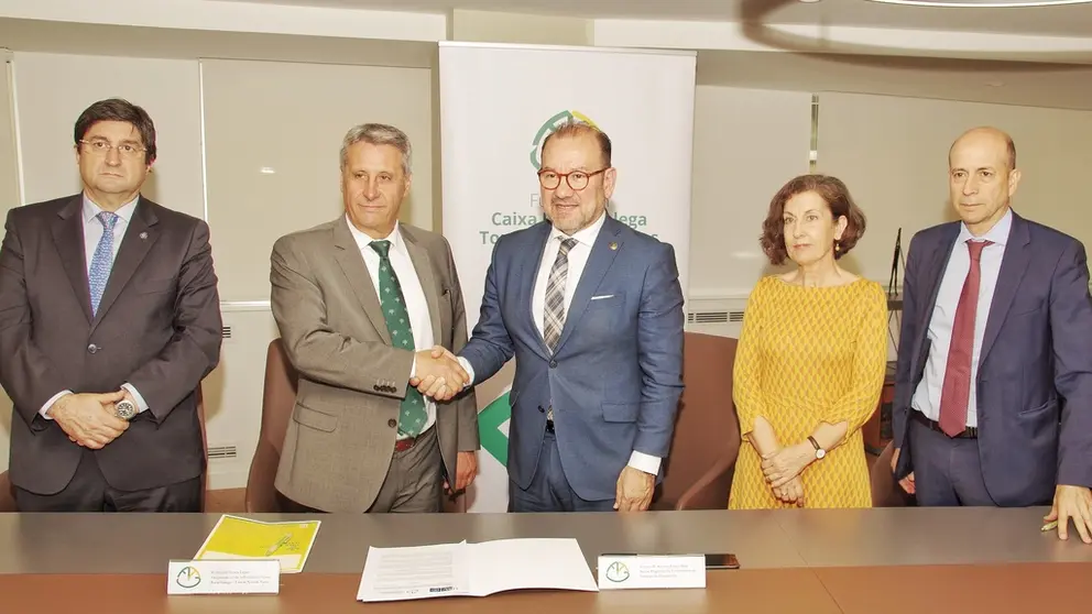 El p Manuel Varela, y el rector de la USC, Antonio L&oacute;pez, junto a  Elvira y