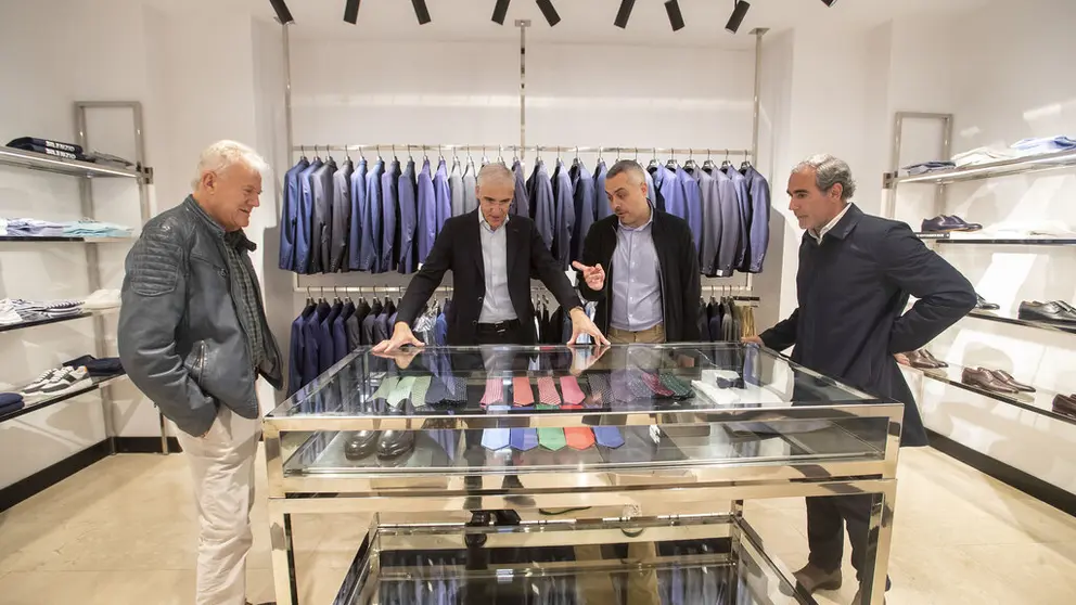 O conselleiro de Econom&iacute;a, Industria e Innovaci&oacute;n, Francisco Conde, visitando o estabecemento Frank Store en Santiago.