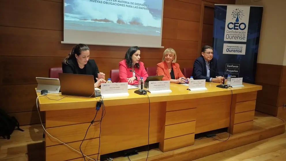 Las abogadas Gloria Pire y Catarina Cape&aacute;ns, la presidenta de la CEO, Marisol Novoa, y el coordinador institucional de Abanca, Mateo Alonso.