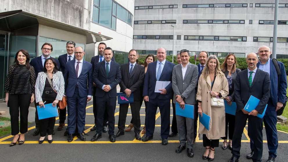 El director del Igape (4&ordm; por la izq.) con representantes de las SGR Afigal, Sogarpo e I