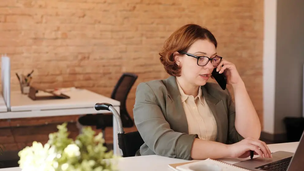 La  la Telefon&iacute;a IP empresas, un sistema que rompe con el tradicional modelo telef&oacute;nico y que ofrece notables ventajas en &aacute;mbitos econ&oacute;micos y comerciales.