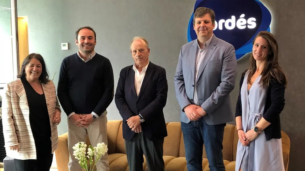 El secretario de la Comunidad de Propietarios del Pol&iacute;gono de Carballo, con directivos de Nord&eacute;s Club Empresarial, en la sede de este colectivo.