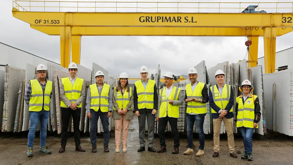 O vicepresidente primeiro da Xunta, Francisco Conde, con parte do plantel de Grupimar, na s&uacute;a sede no Porri&ntilde;o.