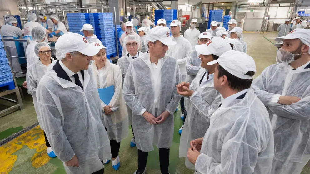 El presidente de la Xunta visit&oacute; las instalaciones de Jealsa en Boiro. /DAVID CABEZ&Oacute;N.