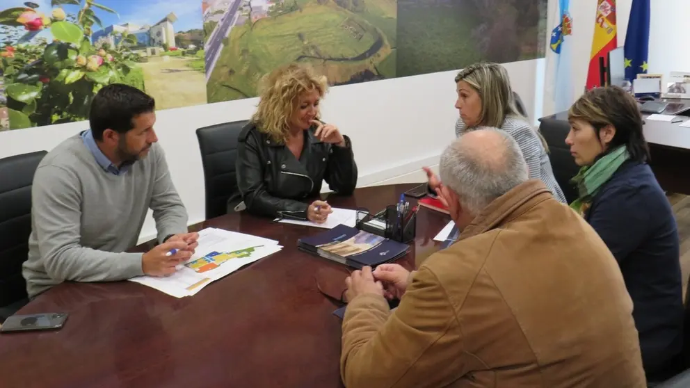 La gerente de &ldquo;SEA&rdquo;, Beatriz Sestayo y la alcaldesa de Vimianzo, M&oacute;nica Rodr&iacute;guez, se reunieron con empresarios de la zona.