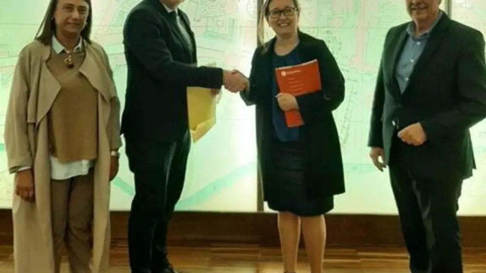 Firma del convenio entre el Colegio de Economistas de Ourense y