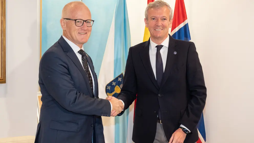 El embajador de Noruega, Nils Haugstveit y el presidente de la Xunta, Alfonso Rueda.