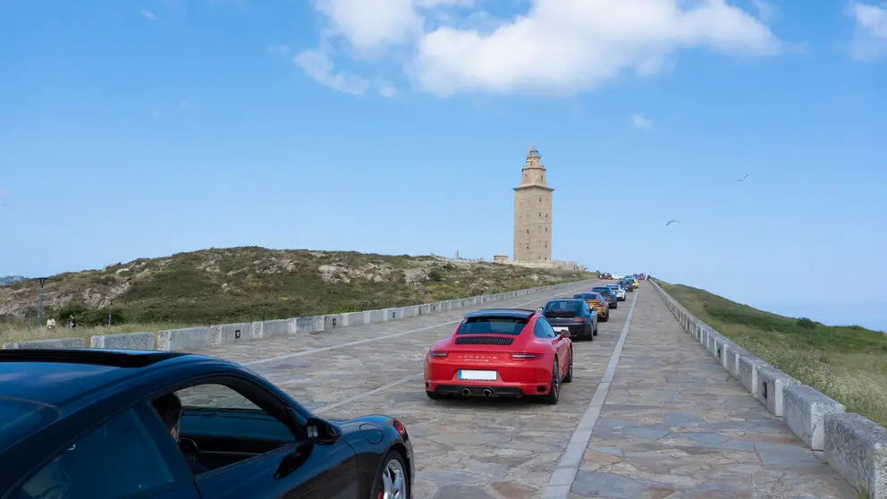 Caravana de los m&iacute;ticos Porsche 911 en direcci&oacute;n a la Torre de H&eacute;rculos.