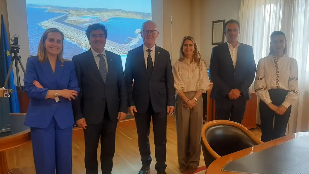 El embajador y la delegaci&oacute;n noruega, en la reuni&oacute;n con representantes del Puerto de A Coru&ntilde;a, encabezados por su presidente, Mart&iacute;n Fern&aacute;ndez Prado.