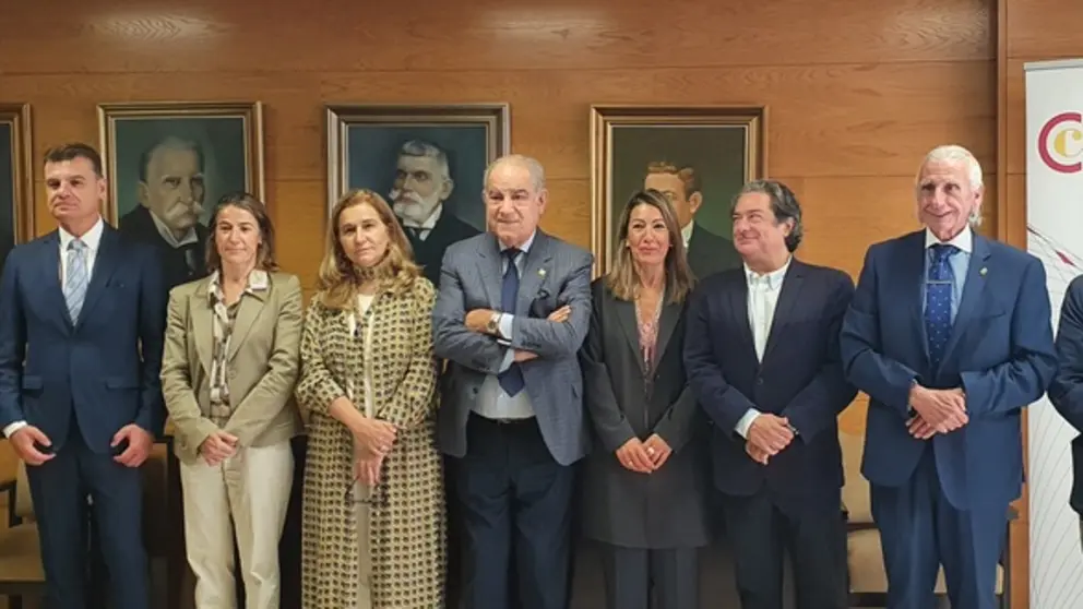 Asistentes a la mesa de di&aacute;logo para promocionar la actividad ferial en Vigo.