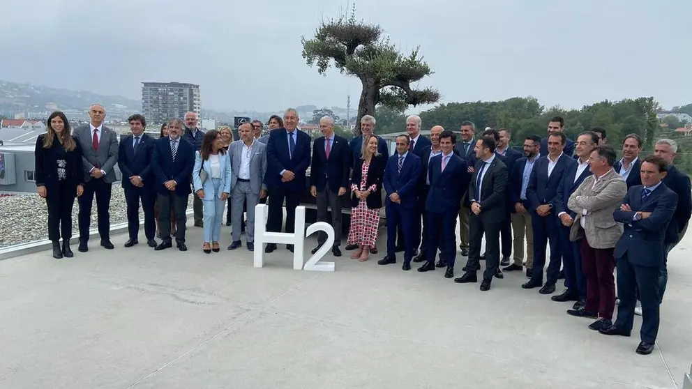 Asistentes a la firma del acuerdo entre la Xunta de Galicia y la Asociaci&oacute;n Gallega del Hidr&oacute;geno.