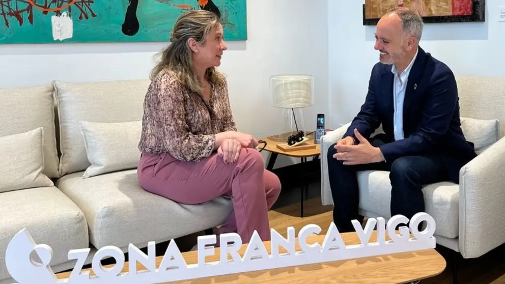 Arancha Ma&ntilde;as y David Regades durante la organizaci&oacute;n de las jornadas