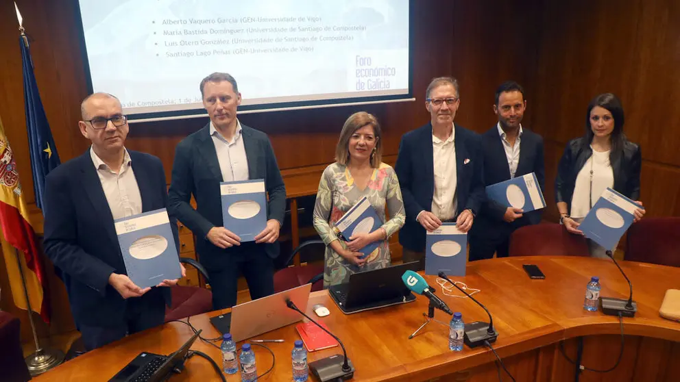 Los autores de los estudios sobre Inteligencia Artificial en Galicia, en la presentaci&oacute;n en Santiago./XO&Aacute;N.