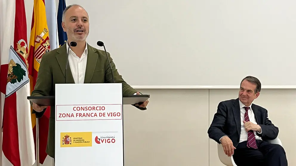 El delegado de la Zona Franca, David Regades, junto al alcalde de Vigo, Abel Caballero.