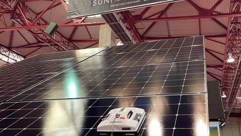 El smartbot Hobot-R3, de Smarttek, que permite la limpieza de placas solares