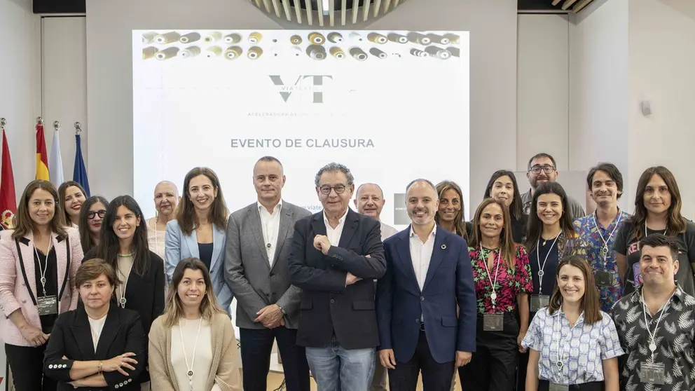 Roberto Verino y David Regades con los participantes en la primera edici&oacute;n de ViaTextil./ BRAIS LORENZO.