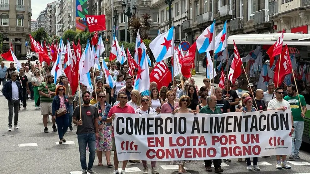 Manifestaci&oacute;n dos traballadores do comercio de alimentaci&oacute;n este domingo en Vigo.