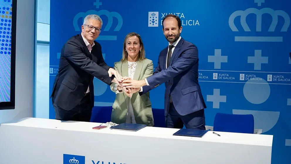 El director xeral de Mobilidade, Ignacio Maestro, la conselleira de  Infraestruturas e Mobilidade, Ethel V&aacute;zquez, y el presidente del Cl&uacute;ster da Funci&oacute;n Lox&iacute;stica de Galicia, Xo&aacute;n Mart&iacute;nez.
