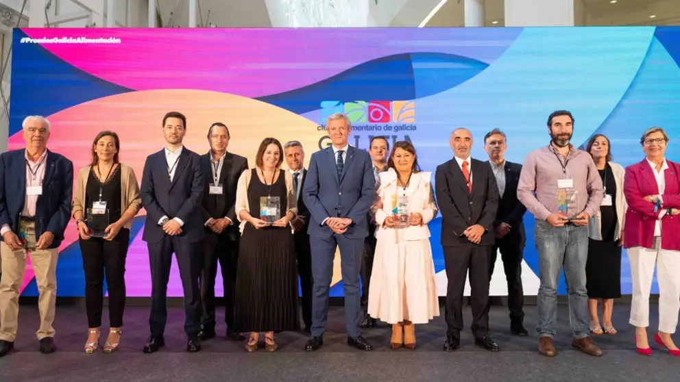 Foto de familia de galardoados e autoridades nos IX Premios Galicia Alimentaci&oacute;n.