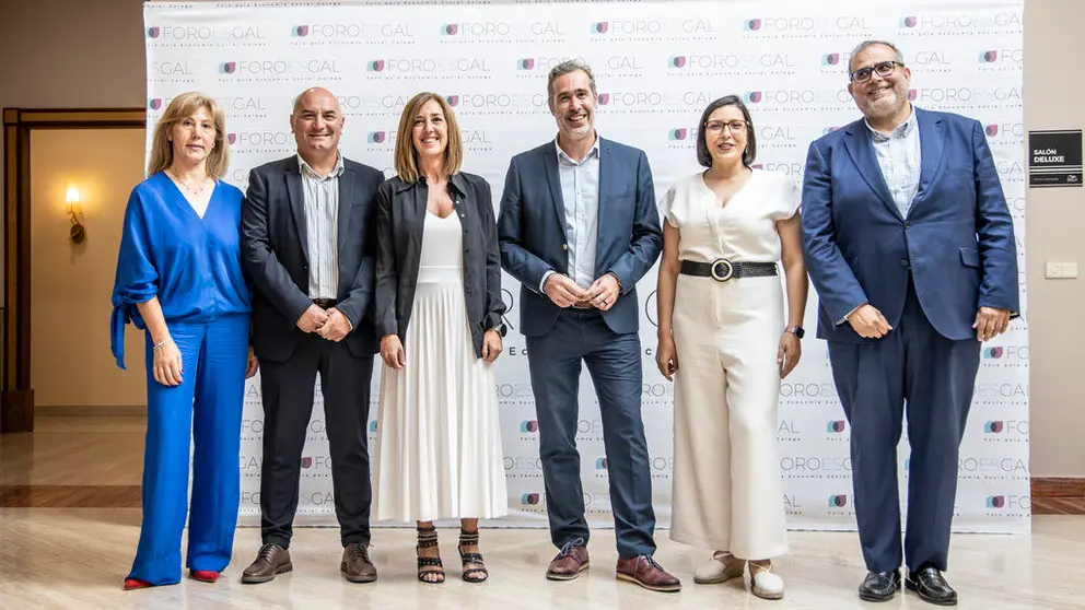 De izquierda a derecha, Carmen Rodr&iacute;guez, Mino Mart&iacute;nez , Isabel Fraga, Celso G&aacute;ndara (presidente ForoEsGal), Ana Olveira y Eduardo Salido.