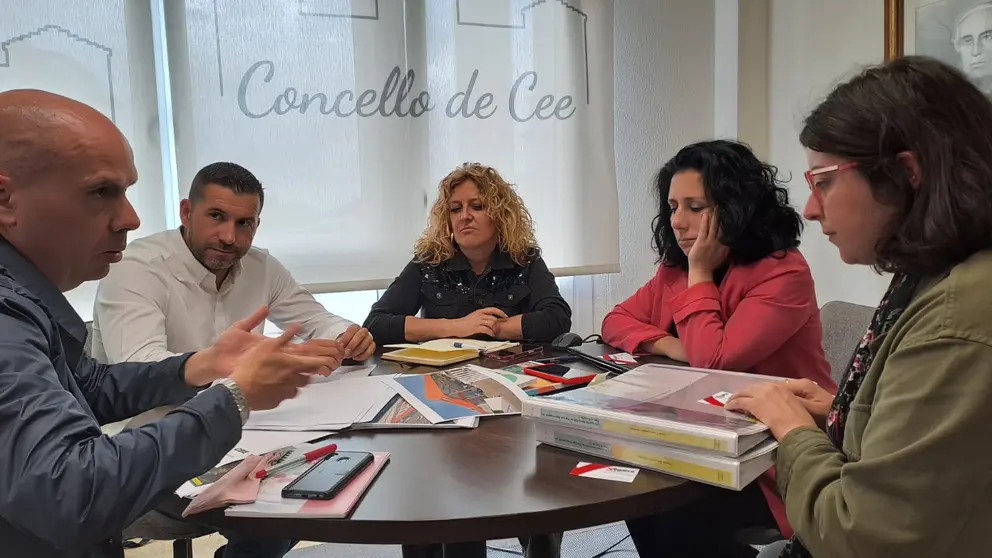 Reuni&oacute;n sobre el nuevo proyecto en el parque empresarial de Cee.