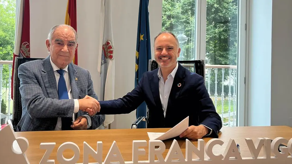 Jos&eacute; Garc&iacute;a Costas, presidente del ente cameral y David Regades, delegado del Estado en Consorcio Zona Franca de Vigo en la firma del acuerdo.