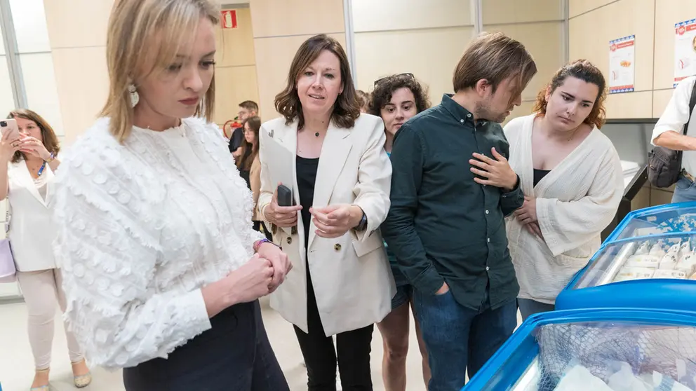 La conselleira de Pol&iacute;tica Social e Xuventude, en su visita a Congalsa.