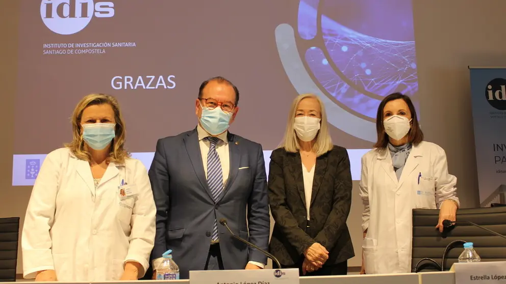 Ldirectora cient&iacute;fica, Mar&iacute;a Luz Couce Pico, la gerente del CHUS, Elo&iacute;na N&uacute;&ntilde;ez Masid, el rector de la USC, Antonio L&oacute;pez, y la gerente del SERGAS, Estrella L&oacute;pez Pardo.