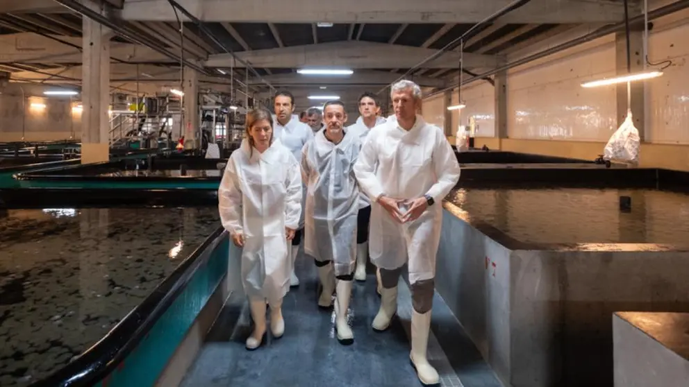 El presidente de la Xunta y el nuevo conselleiro do Mar visitaron las instalaciones de Stolt Sea Farm en Cervo.