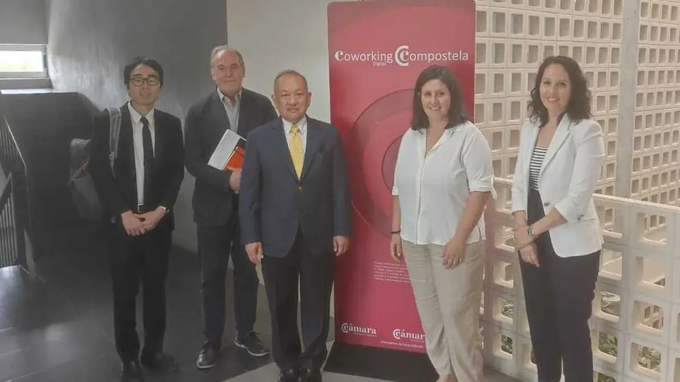 En el centro de la imagen, el embajador de Tailandia, Vosita Vorasaph, y la presidenta de la C&aacute;mara de Santiago, Mar&iacute;a Pais.