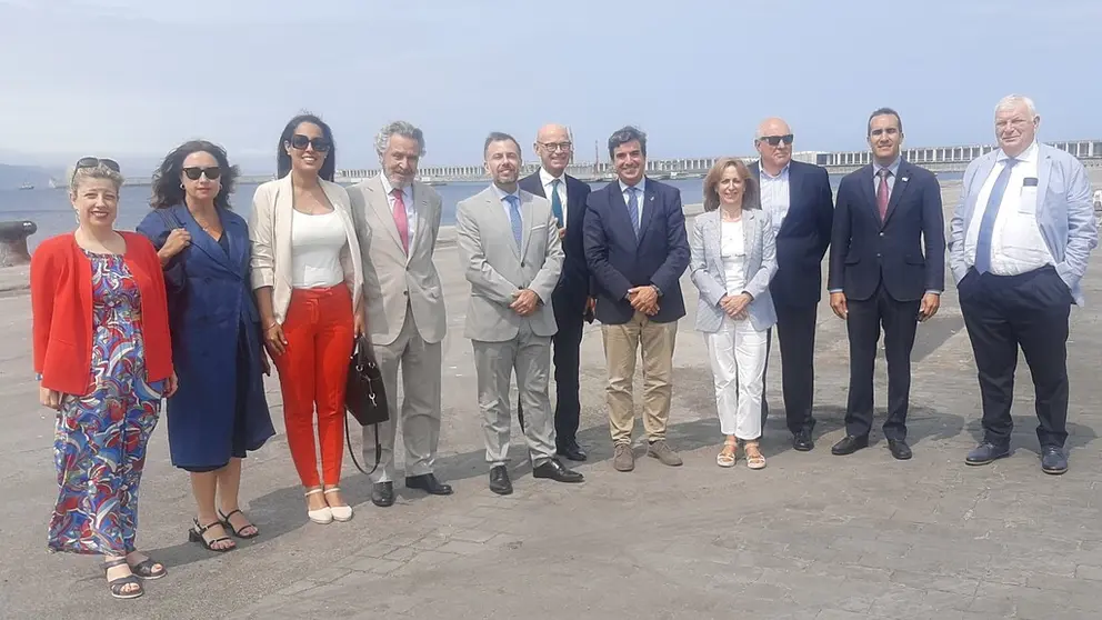 Los c&oacute;nsules acreditados en A Coru&ntilde;a, junto al presidente de la Autoridad Portuaria (quinto por la derecha).