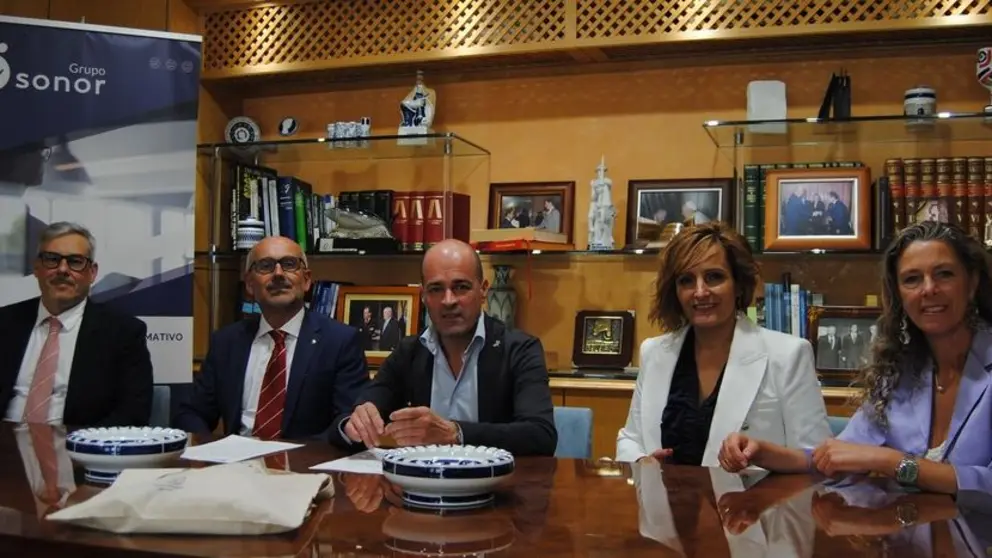 Reuni&oacute;nd e traballo entre membros do grupo Isonor e a Confederacio&oacute;n de Empresarios de Lugo.