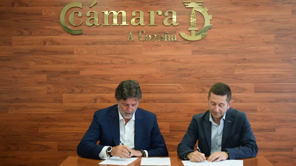 Carlos Calvo y Manuel Galdo en la firma del convenio de colaboraci&oacute;n.