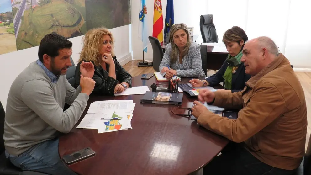 Reuni&oacute;n de la gerente de SEA con la alcaldesa de Vimianzo.