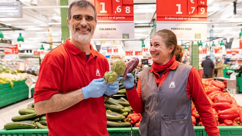 Trabajadores de Alcampo en uno de sus centros.