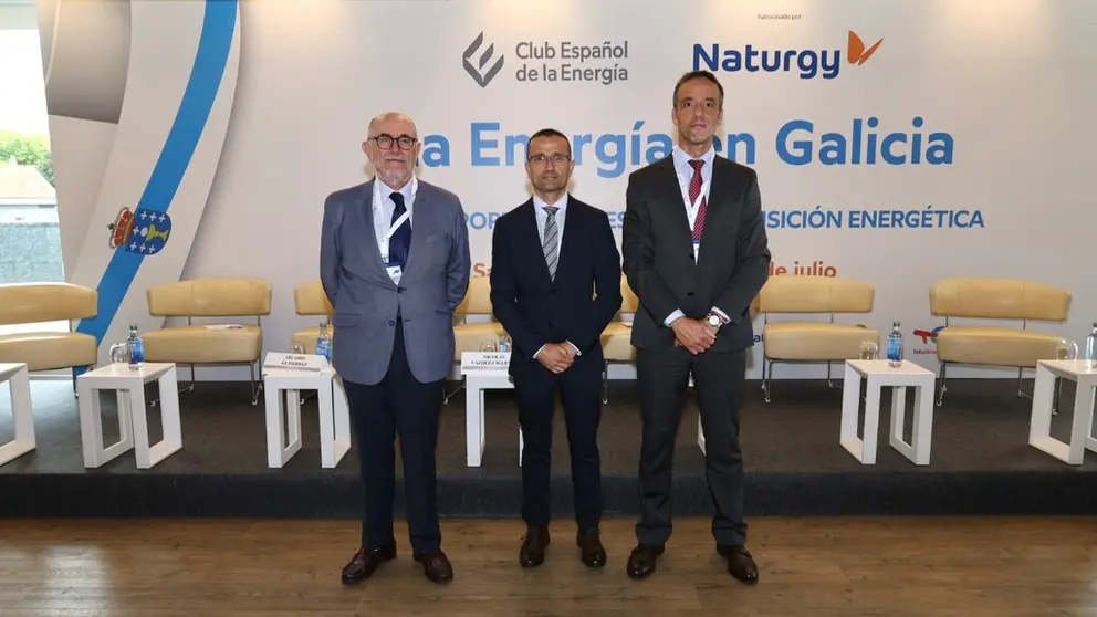 de izquierda a derecha: Arcadio Guti&eacute;rrez, director general de Enerclub; Nicol&aacute;s V&aacute;zquez, secretario general de Industria de la Xunta de Galicia y Alberto Su&aacute;rez, delegado general en Galicia de Naturgy.