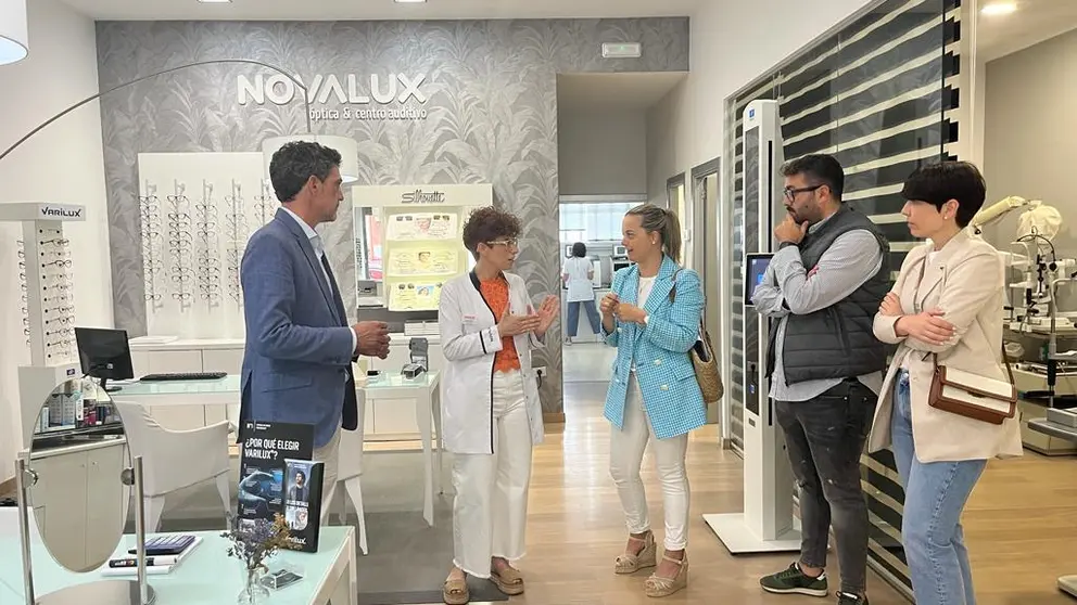 Visita de secretaria xeral de Igualdade e do delegado territorial da Xunta en Lugo a unha das beneficiarias do programa Emega.