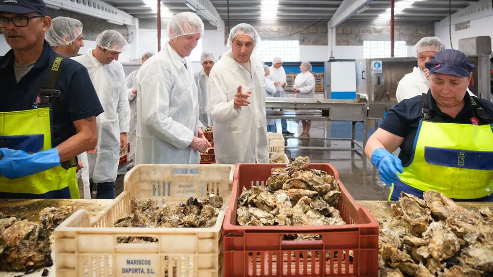 El presidente de la Xunta y el conselleiro do Mar visitaron en Cambados Mariscos Daporta.