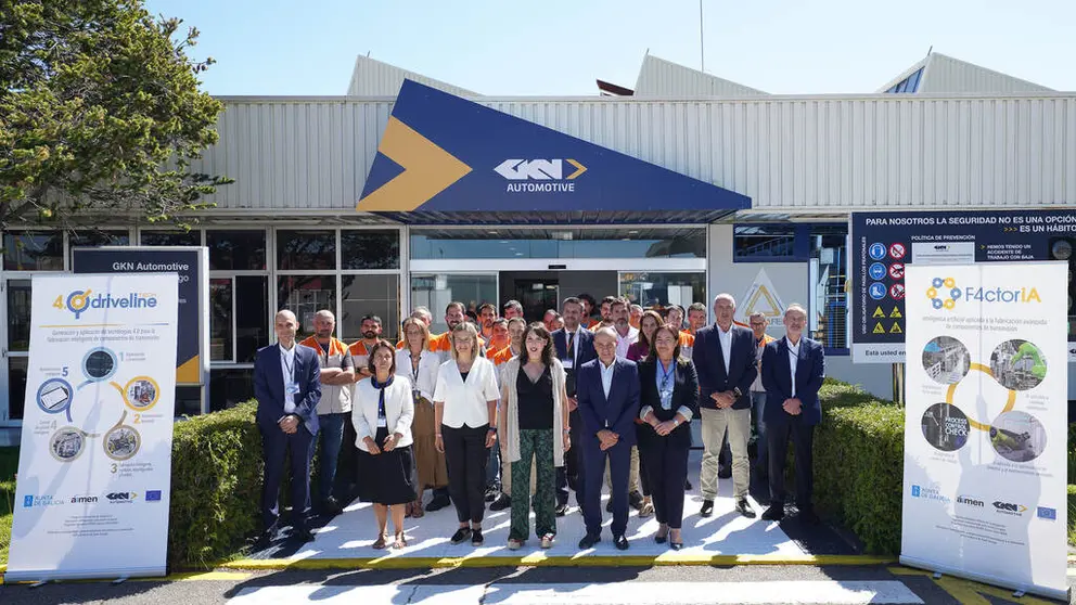 La conselleira de Econom&iacute;a, Industria e Innovaci&oacute;n, Mar&iacute;a Jes&uacute;s Lorenzana, junto a representantes de GKN Driveline y Aimen, en la f&aacute;brica viguesa de la empresa.