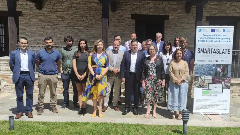 Representantes de las empresas participantes en Smart4slade, junto a la directora de la Axencia Galega de Innovaci&oacute;n, en la sede de Cupa Group en Carballeda de Valdeorras.