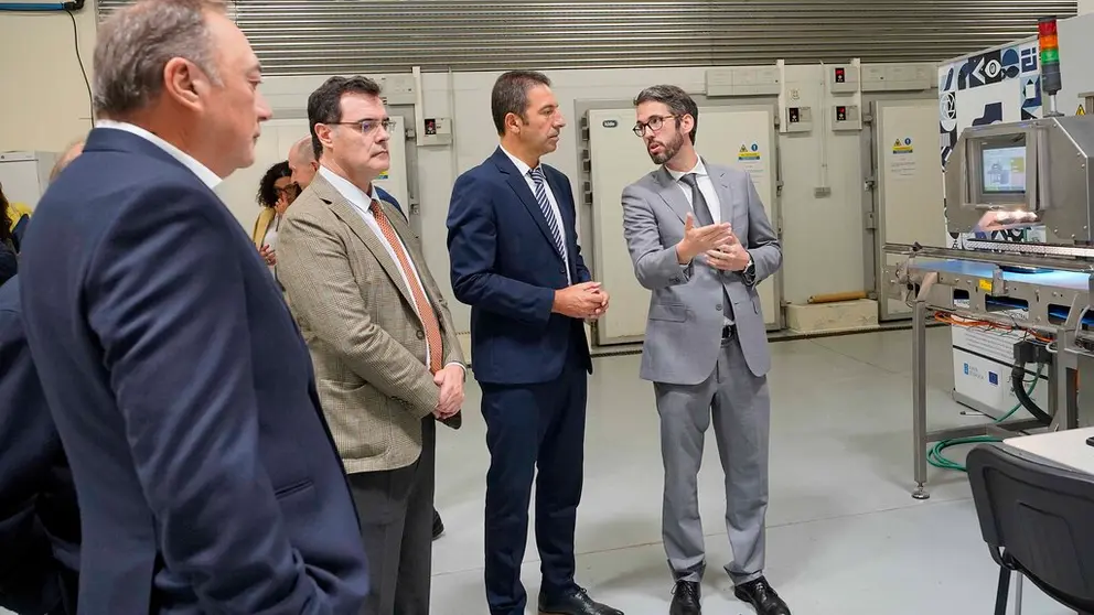 El conselleiro do Mar, Alfonso Villares (2&ordm; por la derecha) conoci&oacute; las instalaciones de Anfaco-Cecopesca en Vigo.