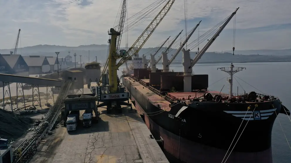 Descarga de mercanc&iacute;as en Punta Langosteira.