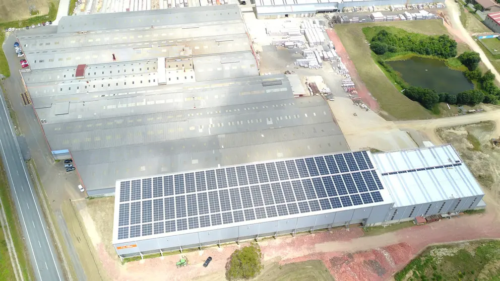 Paneles solares en las instalaciones de la empresa Tejas Verea en Mes&iacute;a.