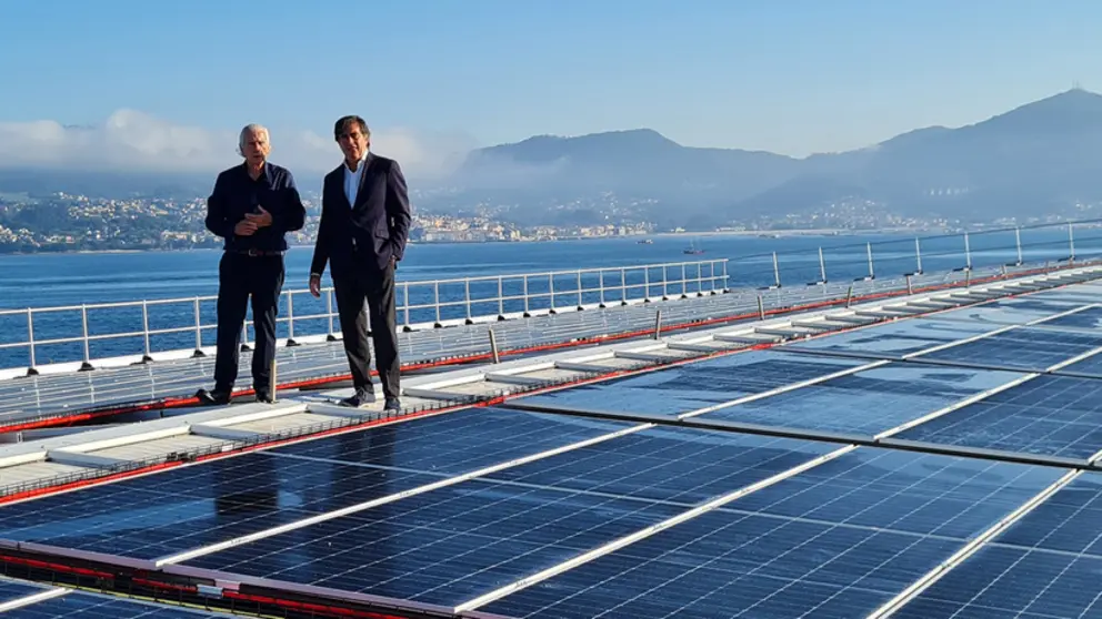 Jos&eacute; Manuel Fern&aacute;ndez Alvari&ntilde;o y Jos&eacute; Enrique Pereira visitando la instalaci&oacute;n de los paneles solares.