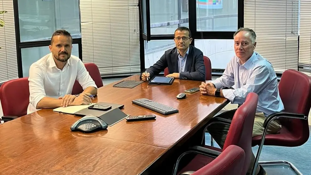 De esquerda a dereita, Jacobo Porteiro, Nicol&aacute;s V&aacute;zquez e Jos&eacute; Luis M&iacute;guez na reuni&oacute;n que mantiveron.