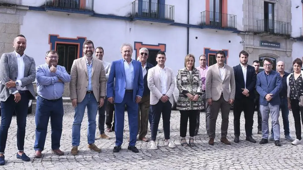 Encontro da conselleira de Elena Rivo, no centro, con empresarios de Ba&ntilde;os de Molgas.