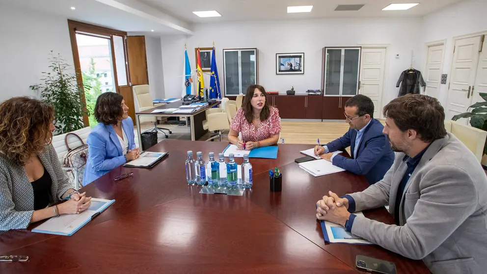 A conselleira de Econom&iacute;a, Industria e Innovaci&oacute;n, Mar&iacute;a Jes&uacute;s Lorenzana, re&uacute;nese con representantes de Repsol.